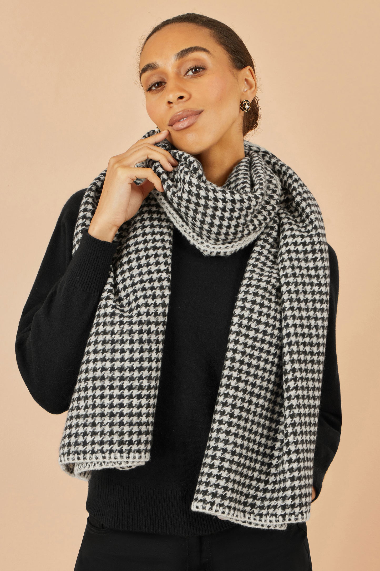 Yumi Black Dog Tooth Scarf With Stitch Detail ACC SCARF Yumi