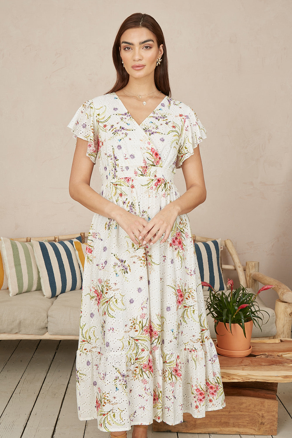 Robe portefeuille mi-longue Yumi blanche en broderie anglaise