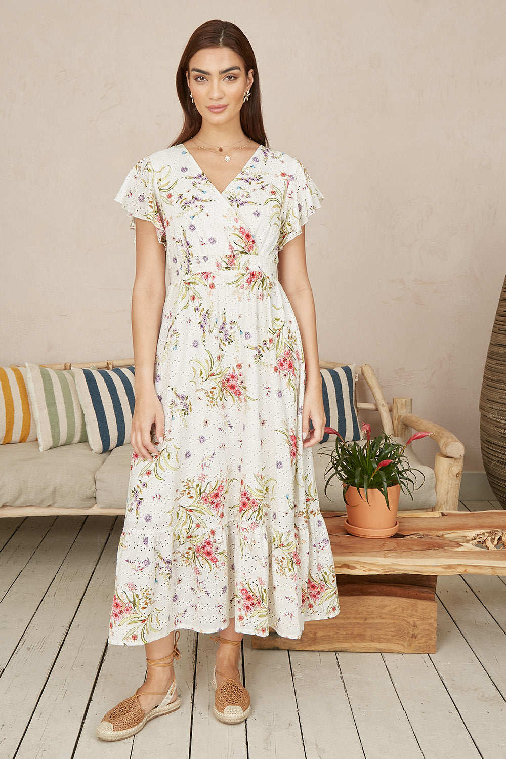 Robe portefeuille mi-longue Yumi blanche en broderie anglaise