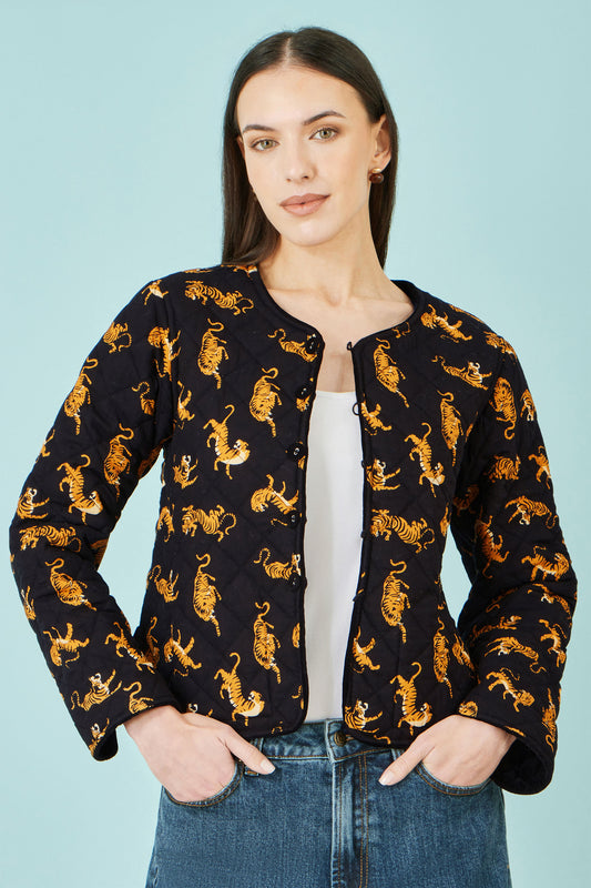 Yumi – Schwarze Steppjacke aus Samt mit wendbarem Leopardenfutter